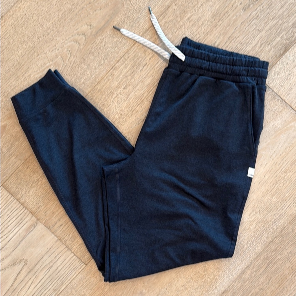 LIKE NEW: Women’s Vuori Performance Jogger, navy, size small.